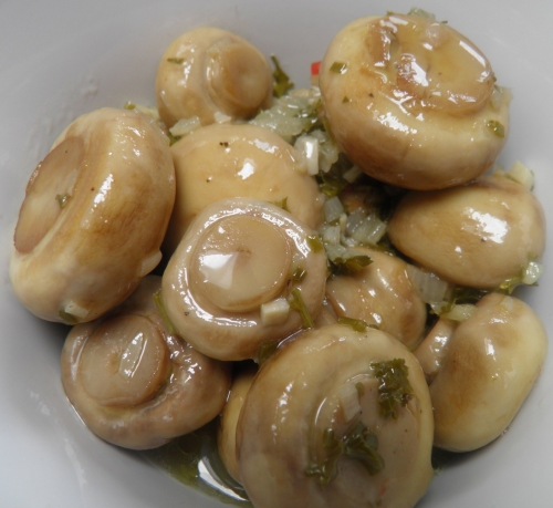 champignons de paris,vinaigre de vin blanc,vin blanc,piment,ciboulette,persil