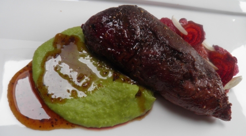 magret de canard,canard,miel,sauce soja,miel d'ete,piments,cayenne,piment d'espelette,vinaigre de vin rouge,framboises,sauge,tomates,oignons,vinaigre de miel,miel d'acacia,petits pois,epinards,basili thaï,amandes,betterave
