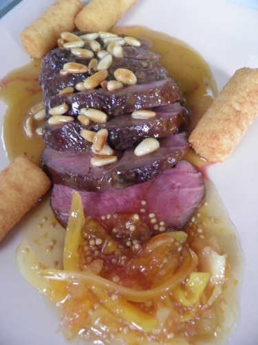 canard,magret de canard,miel,sucre de canne,vinaigre de xères,oranges,mostarda,croquettes,pignons de pin,cayenne