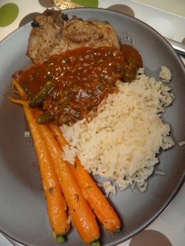 porc,côtes de porc,carottes,thym,fond de veau,bouillon de volaille,cornichons,moutarde,vinaigre de vin rouge,vin blanc sec,beurre clarifié,concentré de tomates