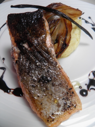 pommes de terre,chicons,vanille,vinaigre balsamique,sucre,beurre,lait,saumon,olives noires