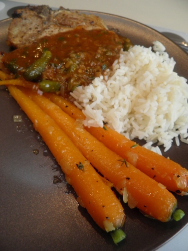 porc,côtes de porc,carottes,thym,fond de veau,bouillon de volaille,cornichons,moutarde,vinaigre de vin rouge,vin blanc sec,beurre clarifié,concentré de tomates