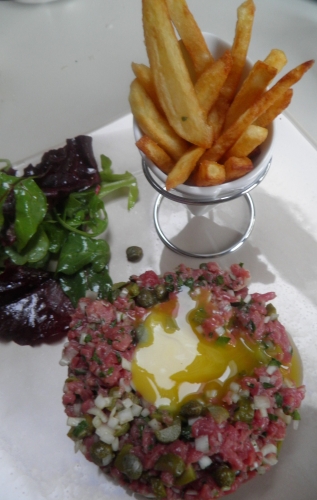 boeuf,worcestershire sauce,tabasco,persil,câpres,echalotes,cornichons,oeufs,vinaigre blanc,moutarde,salade,jeunes pousses,vinaigre d'estragon,frites