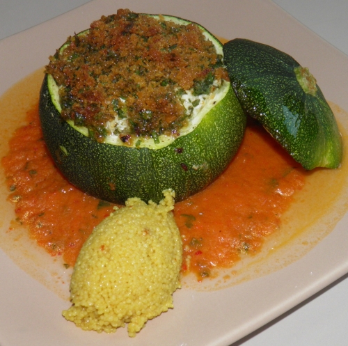 courgettes rondes,agneau,haché d'agneau,couscous,bouillon de volaille,romarin,chèvre frais,larry,coriandre,zestes de citron,chapelure,piment d'espelette,tomates,poivron rouge,harissa,ail,citron