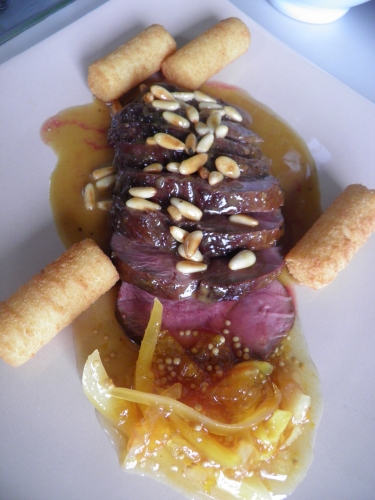 canard,magret de canard,miel,sucre de canne,vinaigre de xères,oranges,mostarda,croquettes,pignons de pin,cayenne