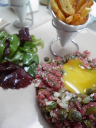 boeuf,worcestershire sauce,tabasco,persil,câpres,echalotes,cornichons,oeufs,vinaigre blanc,moutarde,salade,jeunes pousses,vinaigre d'estragon,frites