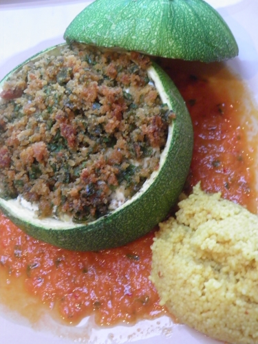 courgettes rondes,agneau,haché d'agneau,couscous,bouillon de volaille,romarin,chèvre frais,larry,coriandre,zestes de citron,chapelure,piment d'espelette,tomates,poivron rouge,harissa,ail,citron