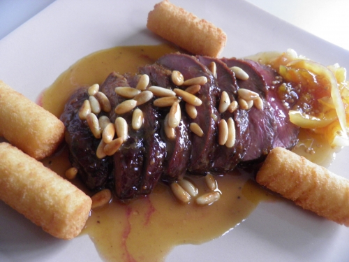 canard,magret de canard,miel,sucre de canne,vinaigre de xères,oranges,mostarda,croquettes,pignons de pin,cayenne