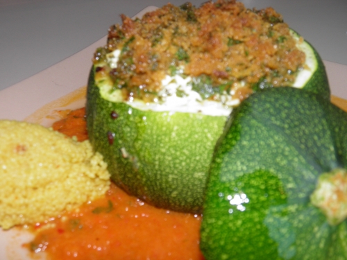 courgettes rondes,agneau,haché d'agneau,couscous,bouillon de volaille,romarin,chèvre frais,larry,coriandre,zestes de citron,chapelure,piment d'espelette,tomates,poivron rouge,harissa,ail,citron