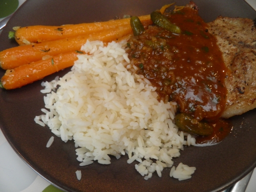 porc,côtes de porc,carottes,thym,fond de veau,bouillon de volaille,cornichons,moutarde,vinaigre de vin rouge,vin blanc sec,beurre clarifié,concentré de tomates