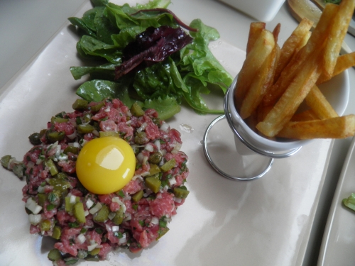 boeuf,worcestershire sauce,tabasco,persil,câpres,echalotes,cornichons,oeufs,vinaigre blanc,moutarde,salade,jeunes pousses,vinaigre d'estragon,frites