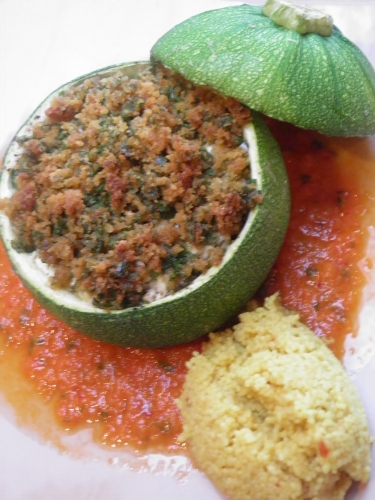 courgettes rondes,agneau,haché d'agneau,couscous,bouillon de volaille,romarin,chèvre frais,larry,coriandre,zestes de citron,chapelure,piment d'espelette,tomates,poivron rouge,harissa,ail,citron