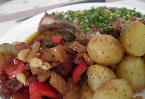 porc,grenailles,fenouil,poivron rouge,vinaigre balsamique,moutarde,tierentyn,citron,ail,persil,oignon rouge,pignons de pin,raisins secs,menthe,fleur de sel,echalotes