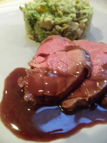 choux de bruxelles,champignons de paris,chevreuil,chevreuil d'eté,echalottes,oignon rouge,vinaigre de vin blanc,baies de genièvre,sucre brun,fond de veau,vin rouge,muscade,cerises du nord,saindoux