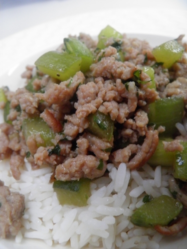 riz,porc,haché de porc,concombre,sauce soja,sauce huître,sauce poisson,nuoc-nam,bouillon de volaille,coriandre