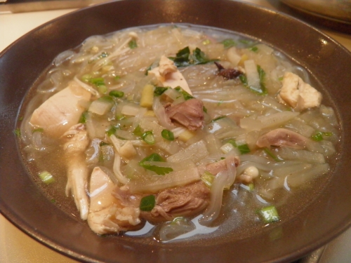 Poulet, Daikon, Radis Blanc, Ani Etoilé, Cannelle, Girofle, Gingembre, Nouilles de Riz Séchés, Sauce de Poisson, Sauce Hoisin, Jeunes Oignons, Coriandre, Piments Oiseaux, Enoki, Champignons, Basilic Thaï