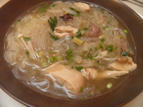 Poulet, Daikon, Radis Blanc, Ani Etoilé, Cannelle, Girofle, Gingembre, Nouilles de Riz Séchés, Sauce de Poisson, Sauce Hoisin, Jeunes Oignons, Coriandre, Piments Oiseaux, Enoki, Champignons, Basilic Thaï