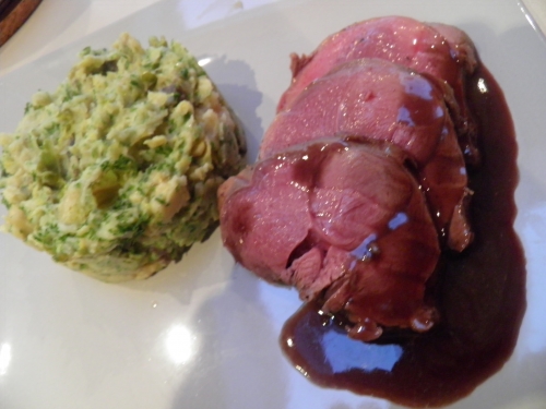 choux de bruxelles,champignons de paris,chevreuil,chevreuil d'eté,echalottes,oignon rouge,vinaigre de vin blanc,baies de genièvre,sucre brun,fond de veau,vin rouge,muscade,cerises du nord,saindoux