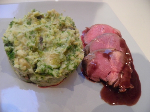 choux de bruxelles,champignons de paris,chevreuil,chevreuil d'eté,echalottes,oignon rouge,vinaigre de vin blanc,baies de genièvre,sucre brun,fond de veau,vin rouge,muscade,cerises du nord,saindoux