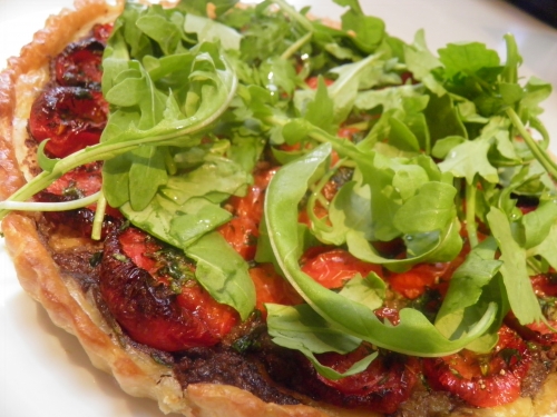 pâte feuilletée,tomates cerises,tomates,olives noires,anchois,câpres,pignons de pin,persil,basilic,romarin,thym,feta,oignon doux,sucre de canne,piment d'espelette,hot spices,roquette