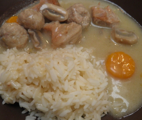 veau,epaule de veau,champignons de paris,fenouil,poireaux,carottes,oignons,clous de girofle,céleri,bouquet garni,citron,muscade,oignons grelots