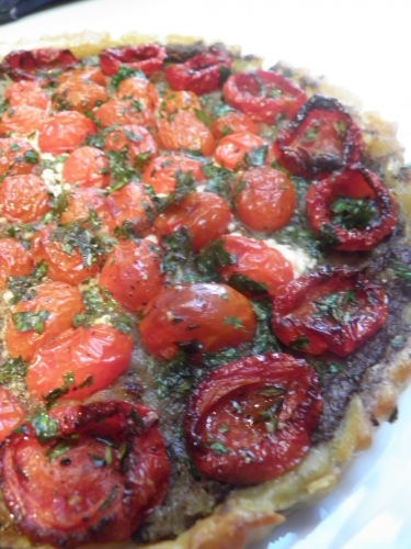 pâte feuilletée,tomates cerises,tomates,olives noires,anchois,câpres,pignons de pin,persil,basilic,romarin,thym,feta,oignon doux,sucre de canne,piment d'espelette,hot spices,roquette