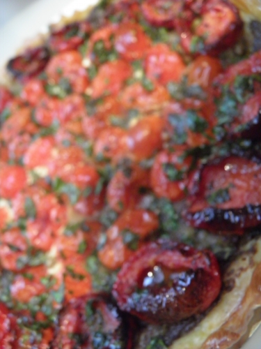 pâte feuilletée,tomates cerises,tomates,olives noires,anchois,câpres,pignons de pin,persil,basilic,romarin,thym,feta,oignon doux,sucre de canne,piment d'espelette,hot spices,roquette