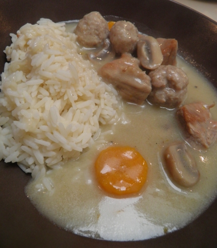 veau,epaule de veau,champignons de paris,fenouil,poireaux,carottes,oignons,clous de girofle,céleri,bouquet garni,citron,muscade,oignons grelots