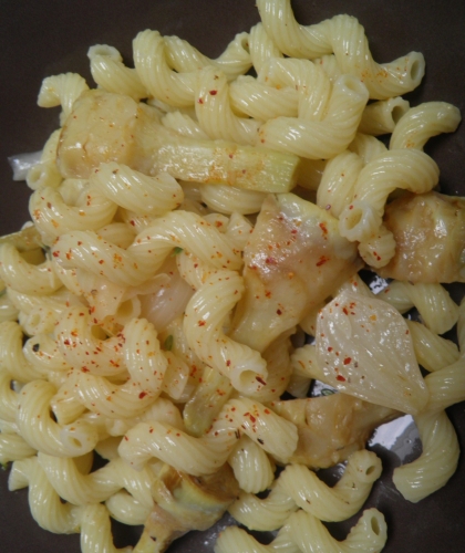 artichauts violets,poivrade,ail,pâtes,vin blanc sec,oignons nouveaux,piment d'espelette,thym