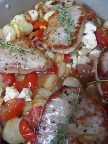 grenailles,porc,tomates cerises,vin blanc sec,bouillon de boeuf,feta,citron,thym