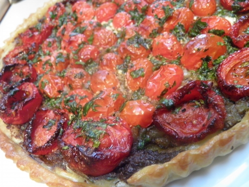 pâte feuilletée,tomates cerises,tomates,olives noires,anchois,câpres,pignons de pin,persil,basilic,romarin,thym,feta,oignon doux,sucre de canne,piment d'espelette,hot spices,roquette