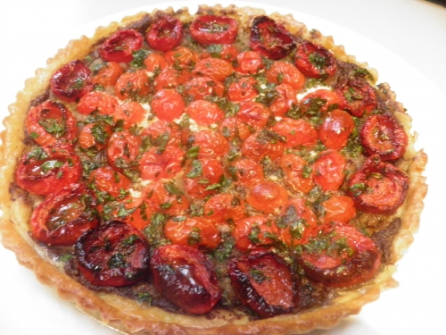 pâte feuilletée,tomates cerises,tomates,olives noires,anchois,câpres,pignons de pin,persil,basilic,romarin,thym,feta,oignon doux,sucre de canne,piment d'espelette,hot spices,roquette