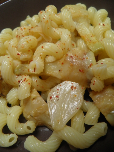 artichauts violets,poivrade,ail,pâtes,vin blanc sec,oignons nouveaux,piment d'espelette,thym