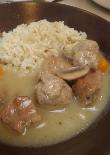 veau,epaule de veau,champignons de paris,fenouil,poireaux,carottes,oignons,clous de girofle,céleri,bouquet garni,citron,muscade,oignons grelots