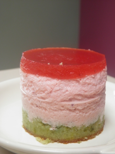 oeufs,sucre,farine,pâte de pistaches,pistaches d'iran,pistaches,poudre d'amandes,maïzena,crème,gélatine,fraises,gariguettes,maras des bois,citron