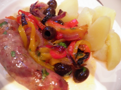 Saucisses Italiennes, Poivrons, Oignon Rouge, Grains de Fenouil, Piment, Piment d'Espelette, Chili, Olives Noires, Basilic