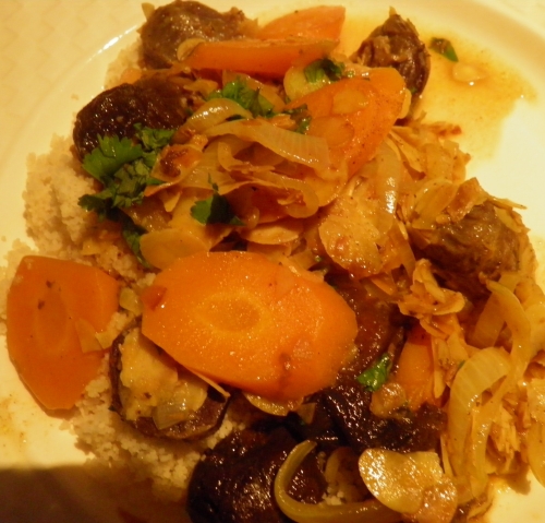 gésiers de canard,oignons,carottes,reines claudes confites,amandes,cannelle,cumin,gingembre,safran,graisse de canard,coriandre,ras-el-hanout,purée de piment d'espelette,vinaigrede xères,piment d'espelette