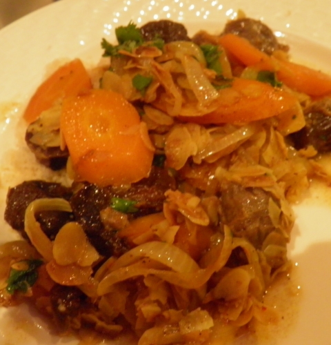 gésiers de canard,oignons,carottes,reines claudes confites,amandes,cannelle,cumin,gingembre,safran,graisse de canard,coriandre,ras-el-hanout,purée de piment d'espelette,vinaigrede xères,piment d'espelette