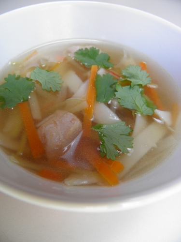 bouillon de volaille,poulet,saké,fish sauce,sauce soja,gingembre,coriandre,carottes,poireaux,jeunes oignons,nouilles udon,huile de sésame,piment thaï