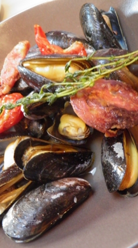 moules,chorizo,anis vert,ricard,vin blanc,tomates confites,romarin