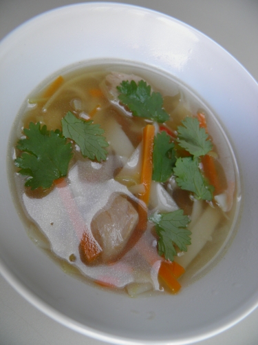 bouillon de volaille,poulet,saké,fish sauce,sauce soja,gingembre,coriandre,carottes,poireaux,jeunes oignons,nouilles udon,huile de sésame,piment thaï