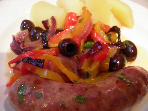 Saucisses Italiennes, Poivrons, Oignon Rouge, Grains de Fenouil, Piment, Piment d'Espelette, Chili, Olives Noires, Basilic
