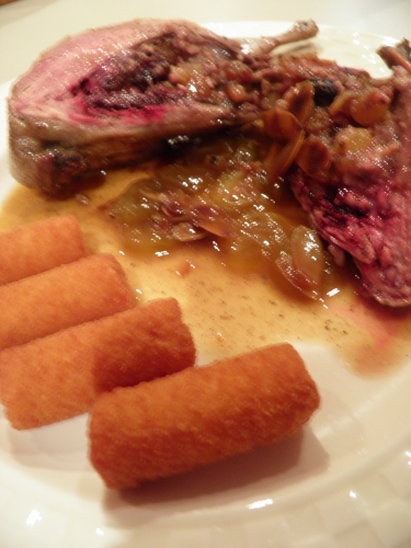 cailles,vin blanc sec,pineau de charentes,vinaigre de cidre,raisins muscat,amandes,foie gras,raisins secs,porto rouge,calvados,bacon,fond de volaille,pomme,carotte,echalote