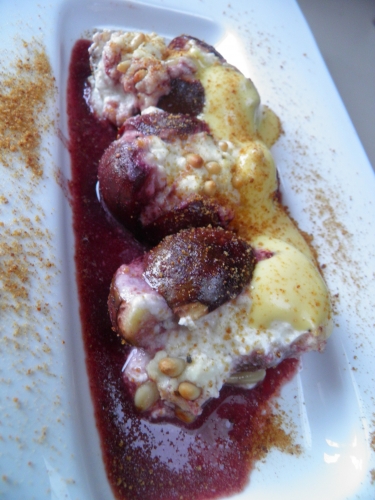 Figues, Cannelle, Vanille, Cardamome, Vin Rouge, Anis Etoilé, Advocaat, Pain d'Epices, Orange, Citron, Miel, Ricotta, Chèvre Frais, Huile d'Olive, Pignons de Pin, Oeufs