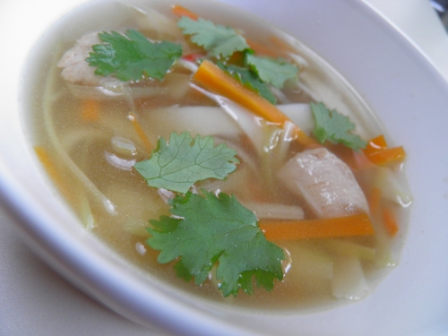 bouillon de volaille,poulet,saké,fish sauce,sauce soja,gingembre,coriandre,carottes,poireaux,jeunes oignons,nouilles udon,huile de sésame,piment thaï