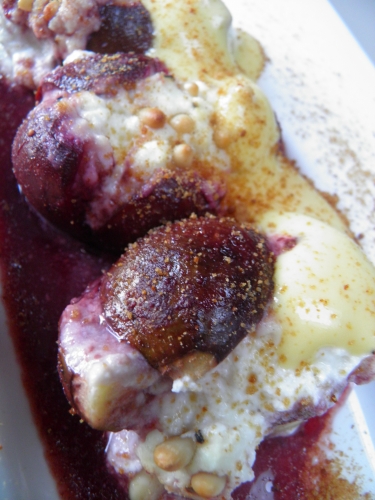 Figues, Cannelle, Vanille, Cardamome, Vin Rouge, Anis Etoilé, Advocaat, Pain d'Epices, Orange, Citron, Miel, Ricotta, Chèvre Frais, Huile d'Olive, Pignons de Pin, Oeufs