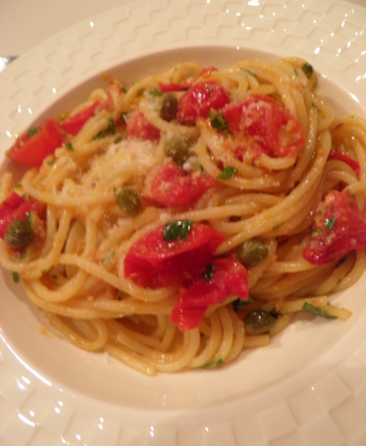 spaghetti,anchois,câpres,tomates cerises,ail,persil,piment oiseau,piment,vin blanc,citron