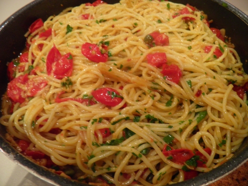 spaghetti,anchois,câpres,tomates cerises,ail,persil,piment oiseau,piment,vin blanc,citron