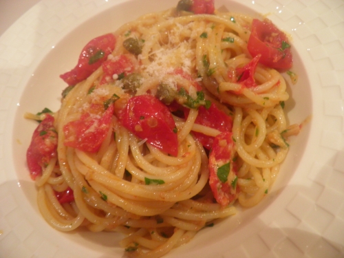 spaghetti,anchois,câpres,tomates cerises,ail,persil,piment oiseau,piment,vin blanc,citron