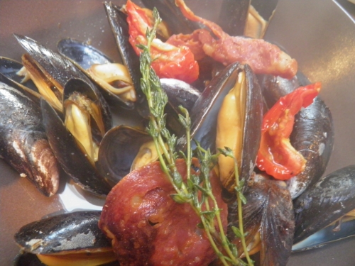 moules,chorizo,anis vert,ricard,vin blanc,tomates confites,romarin